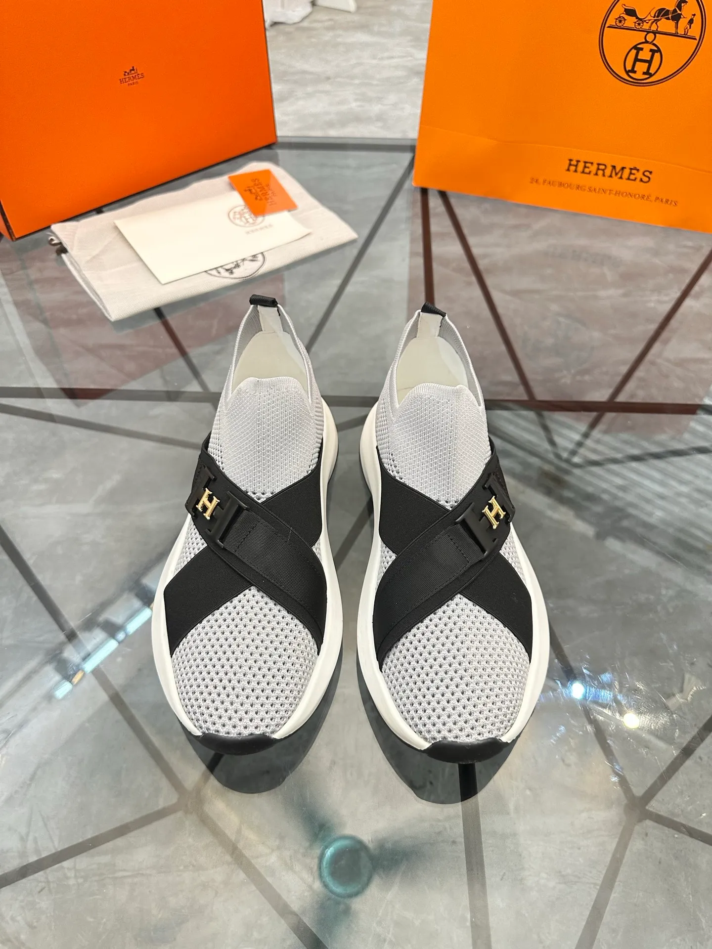 Men's shoes: 💰P620¥ High-end top quality Product trademark: Hermes *"Hermès*" low-top casual shoes Regular size: 38-45 (can be customized to 46) Product materials: Upper imported from the counter original fly weave, breathable lining, cowhide foot pads, original outsole. No.: 001